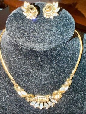 Gorgeous Crown Trifari choker and clip earrings set.